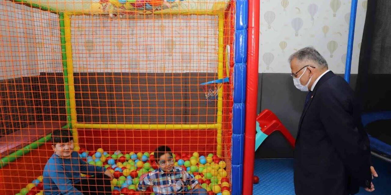 Büyükşehirden özel çocuklara doğum günü sürprizi