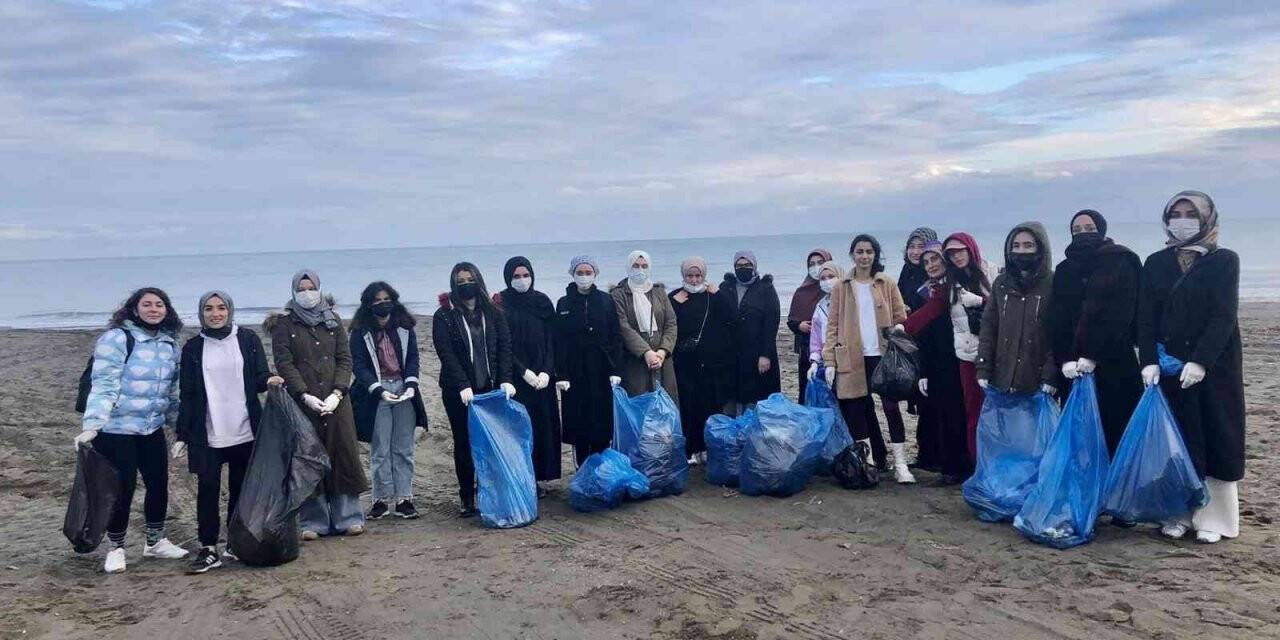 Samsun’da kız öğrencilerden sahil temizliği