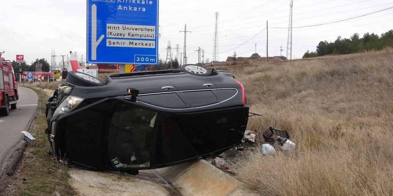 Trafik levhasına çarpan otomobil devrildi: 2 yaralı