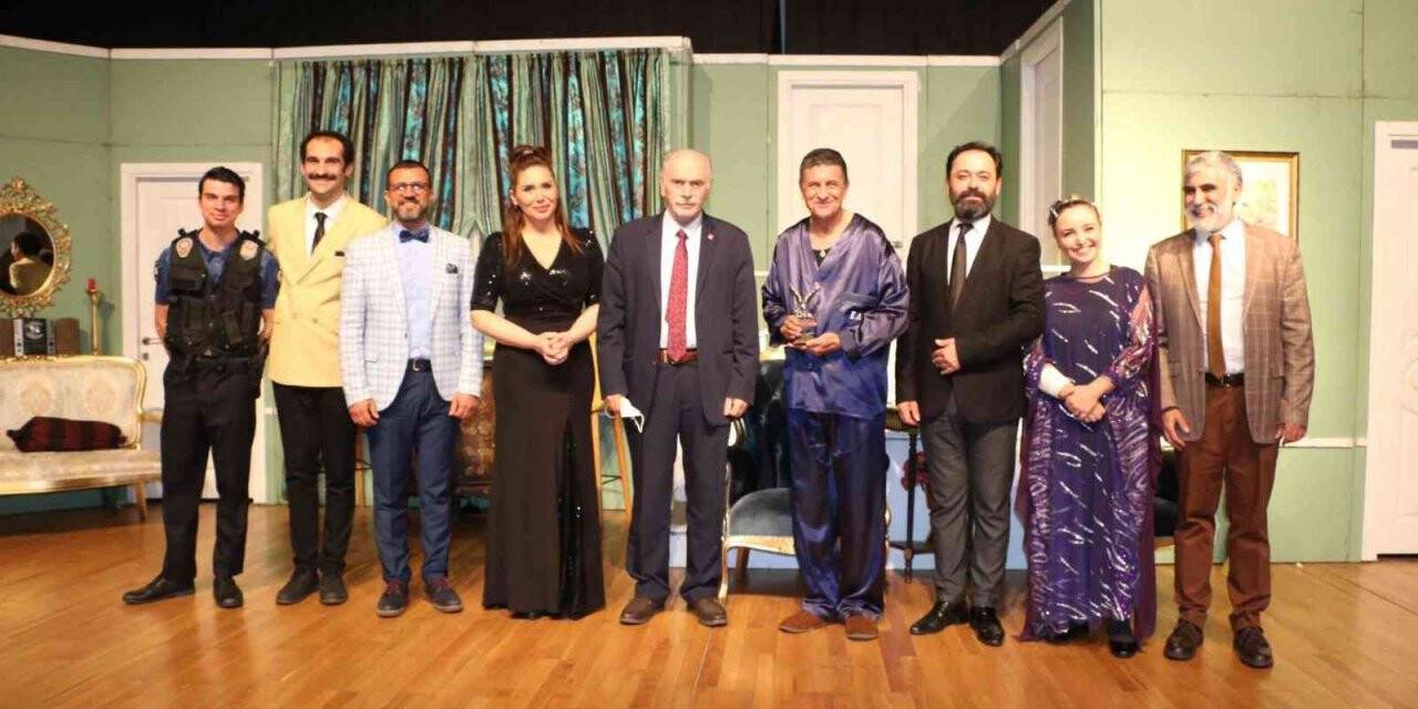 “Yalan Dolan” adlı tiyatro oyunu Kartal’da sahnelendi