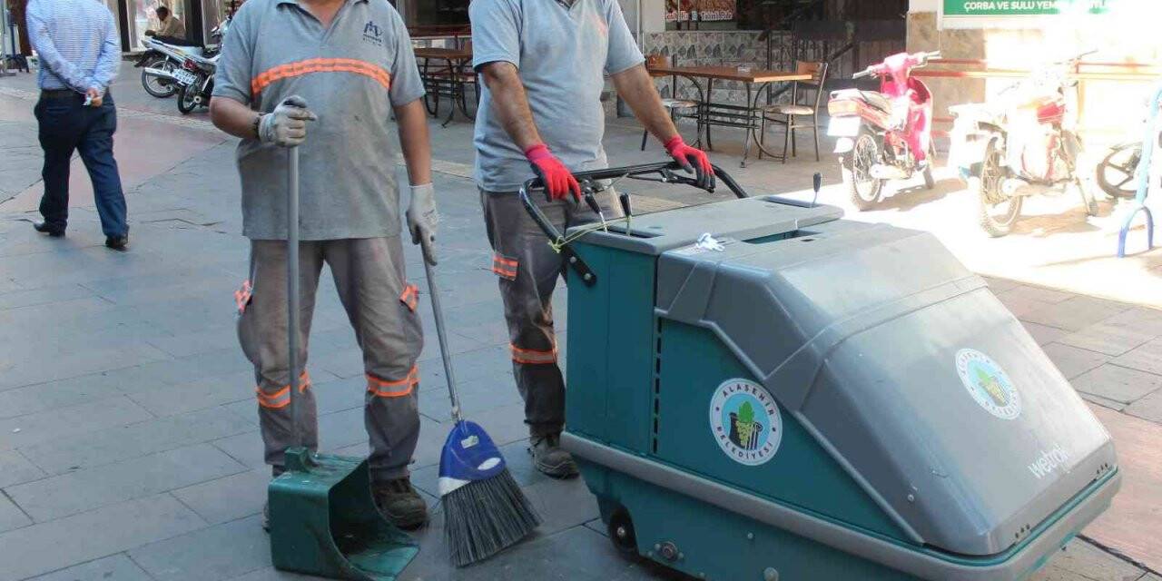 Temizlik çalışanlarından vatandaşlara ’Çevreyi temiz tutma’ çağrısı