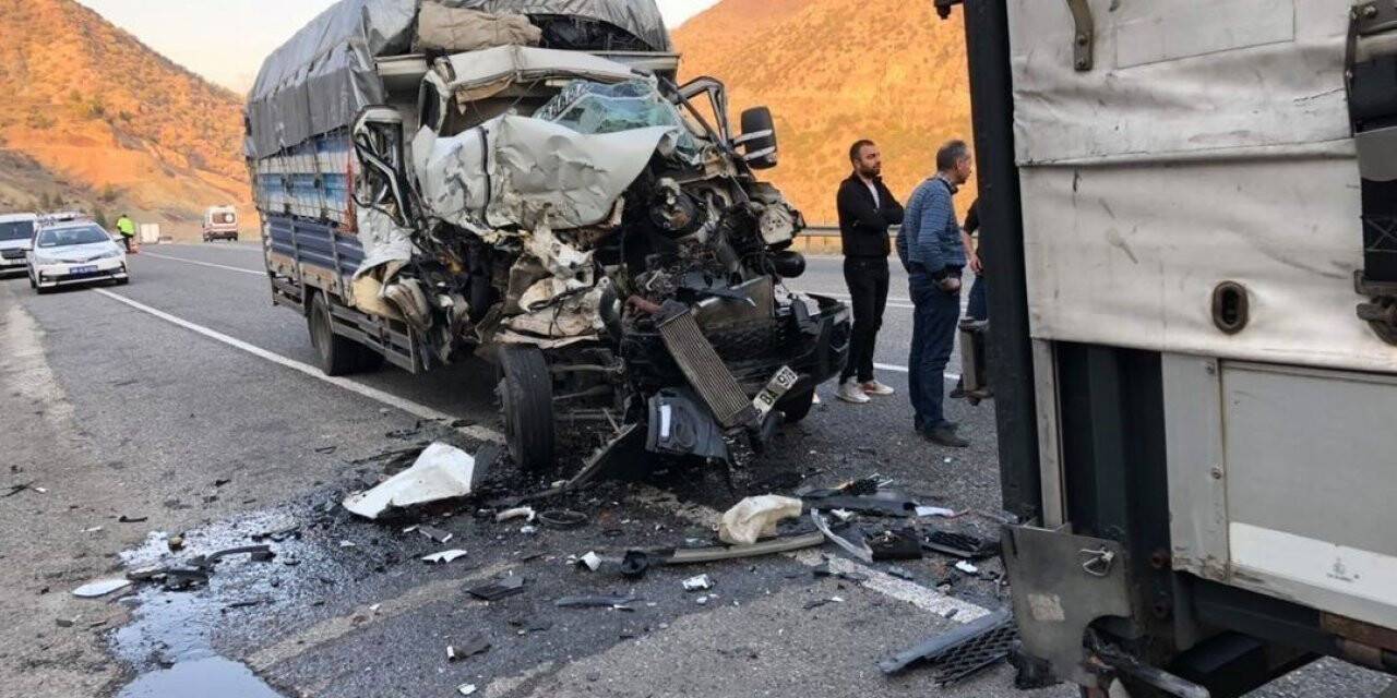 Kamyon sürücüsü direksiyon hakimiyetini kaybetti, tıra arkadan çarptı: 1 yaralı