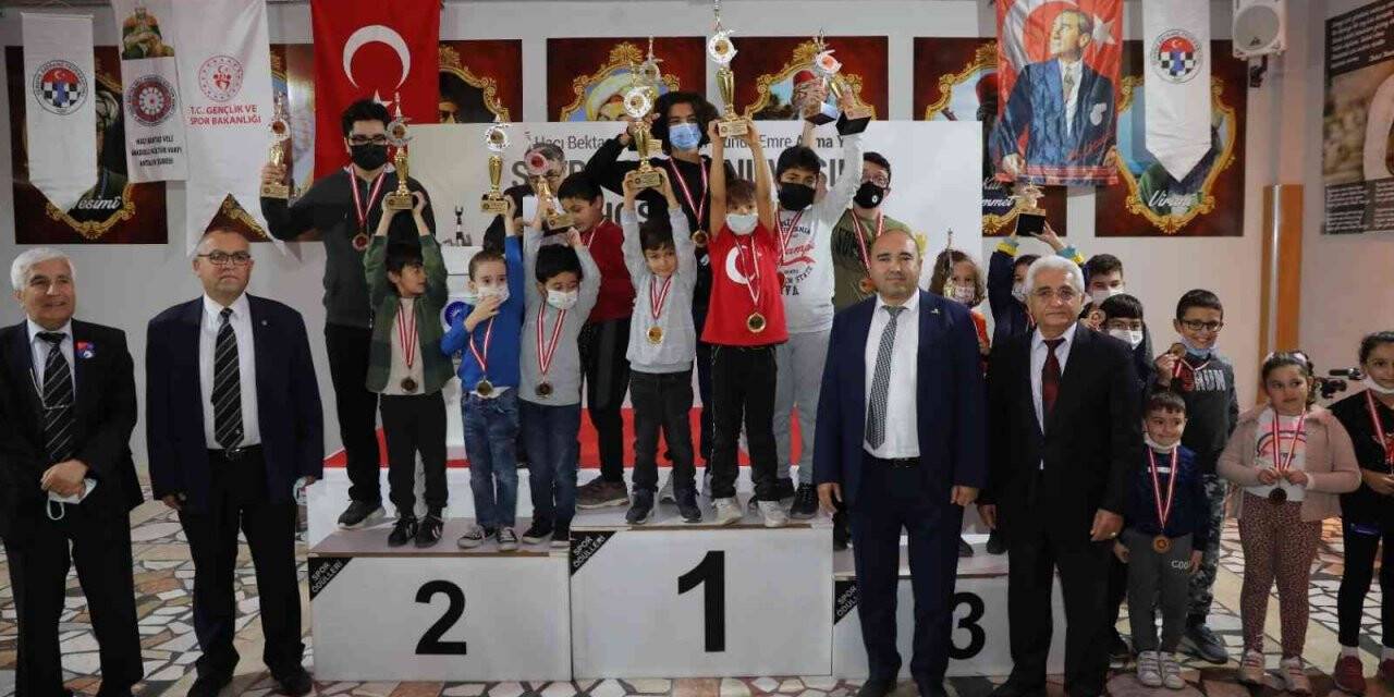 Satranç turnuvasında dereceye girenlere ödülleri verildi
