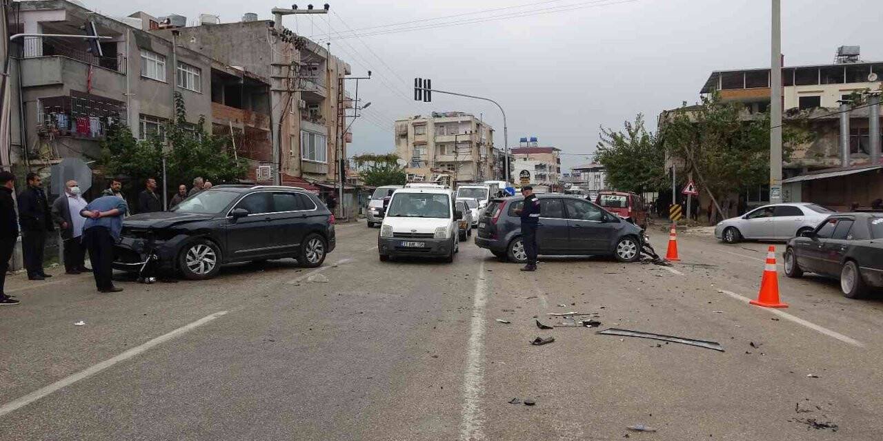 Hatay’da iki otomobil çarpıştı: 4 yaralı