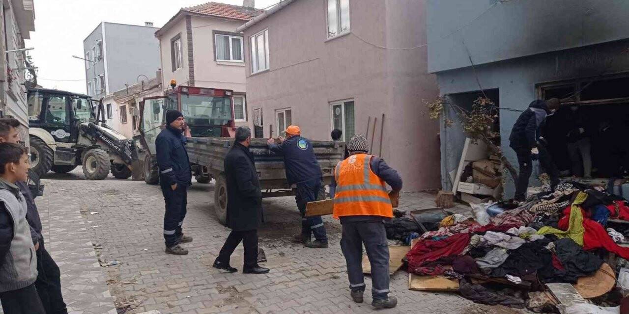 Erdek’te yanan ev ekiplerce temizlendi