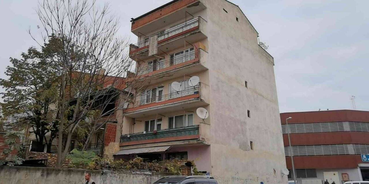 Beşinci kattan düşen bir buçuk yaşındaki çocuk ağır yaralandı