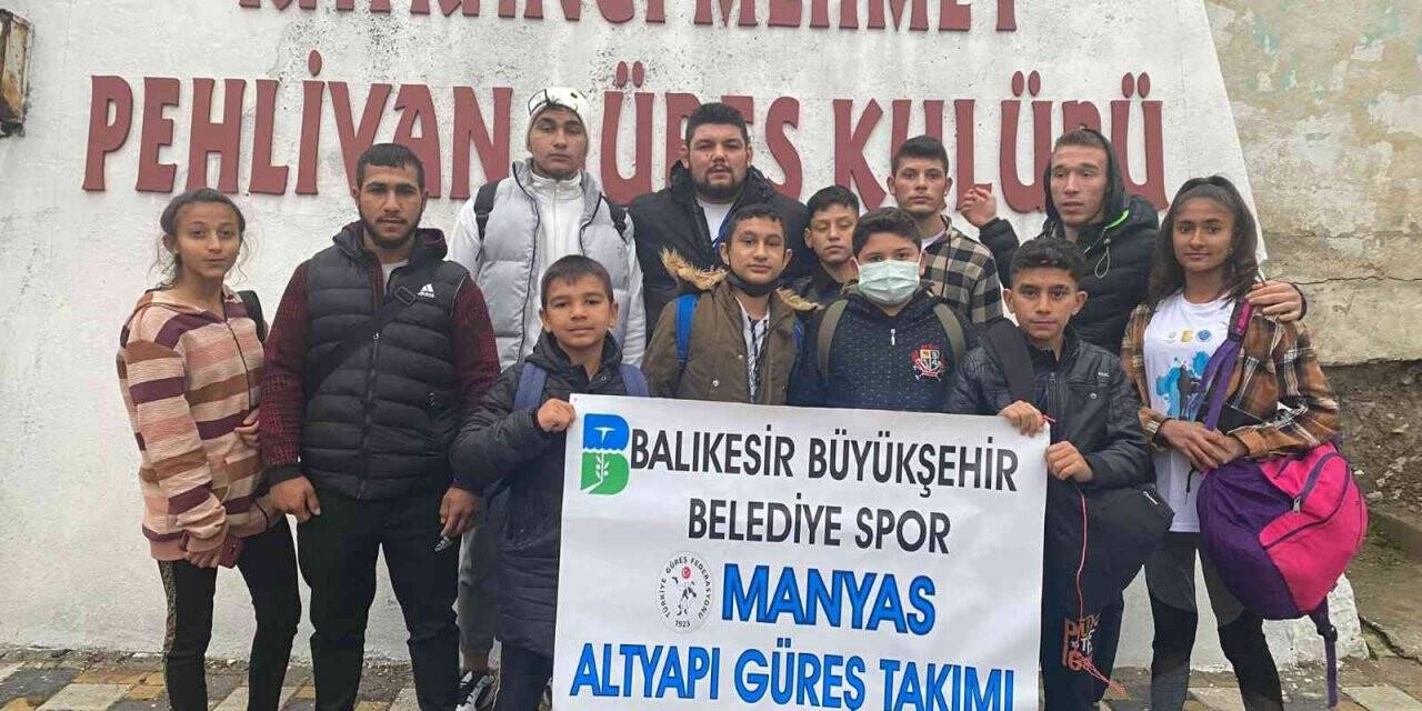 Manyaslı alt yapı güreşçilerinden madalya yağmuru
