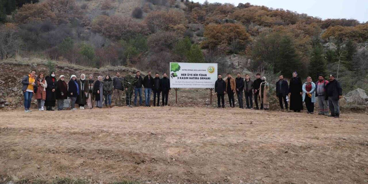 Afyonkarahisar’da ak gençler şehit öğretmenleri unutmadı