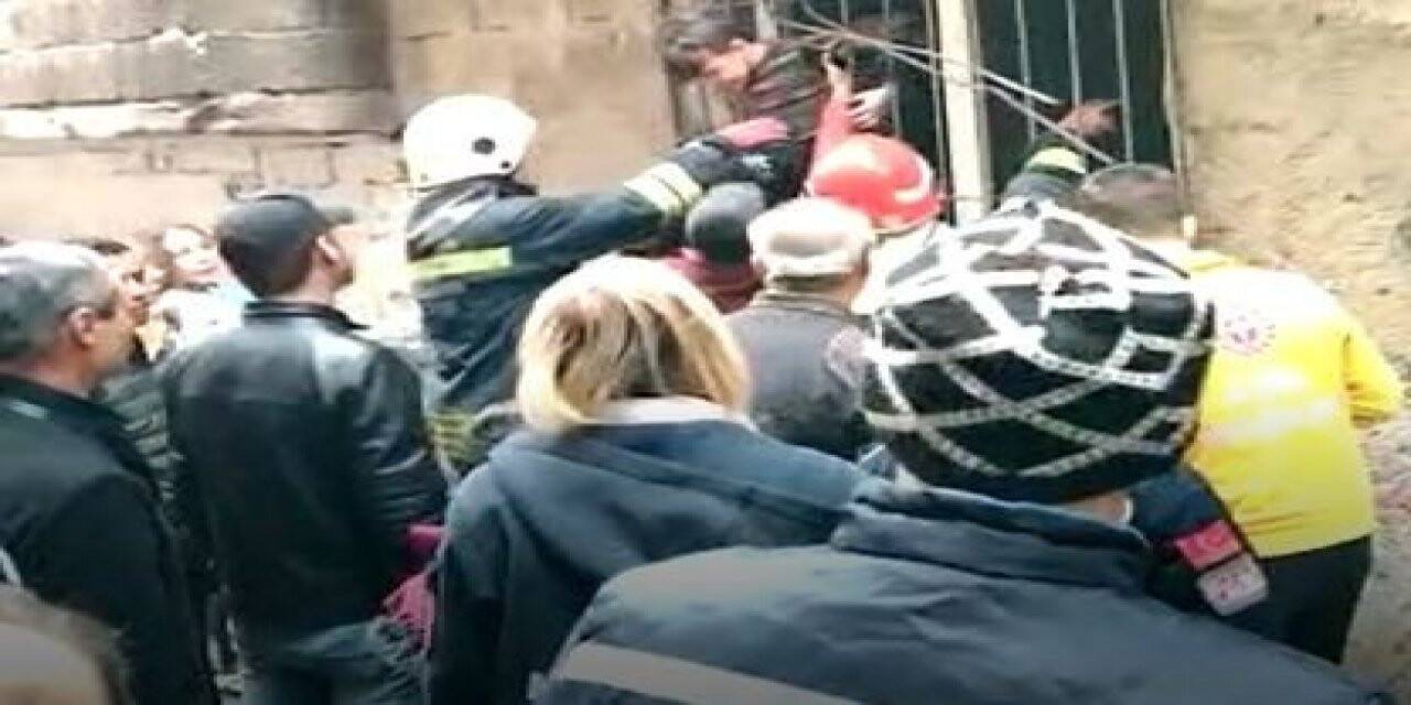 Annenin eve kilitlediği çocuklar yangından son anda kurtarıldı