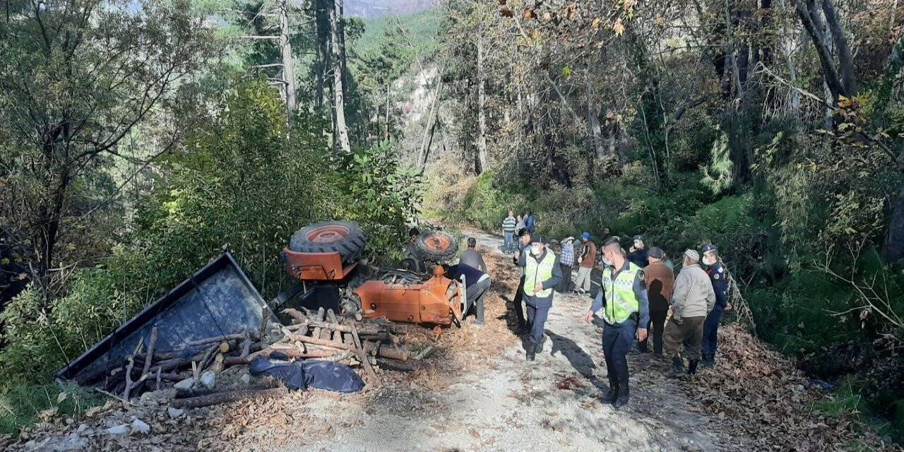 Devrilen traktörün altında kalan baba ve oğlu hayatını kaybetti