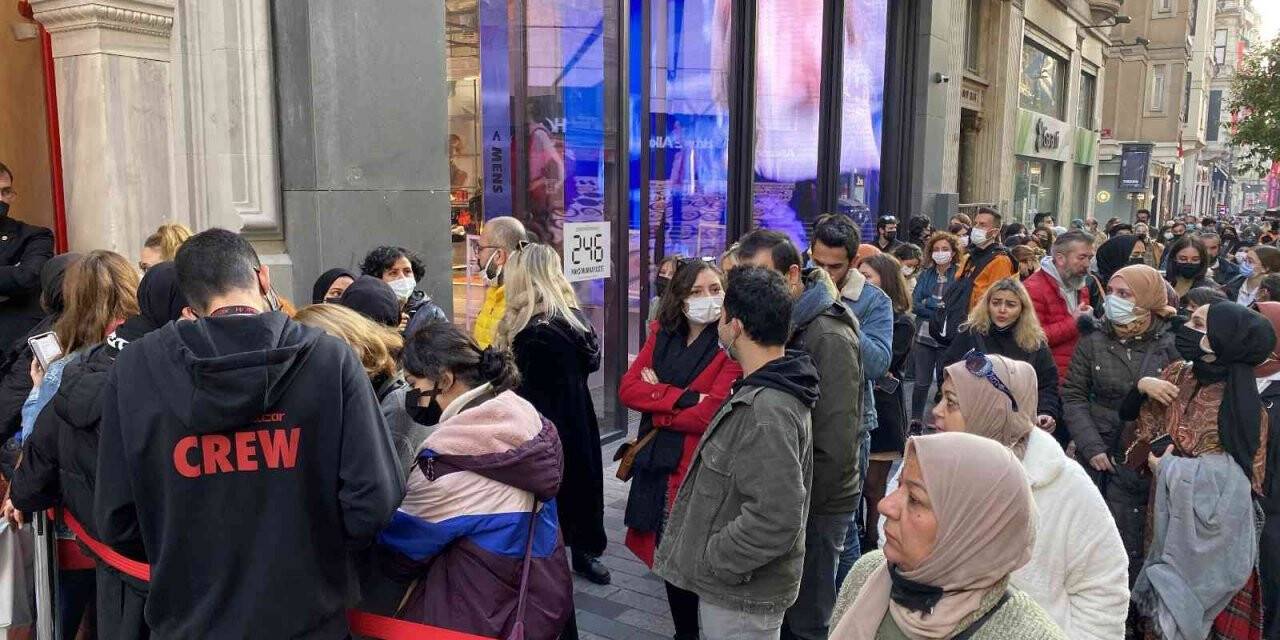 Tarihi Alkazar Sineması önünde uzun kuyruk oluştu