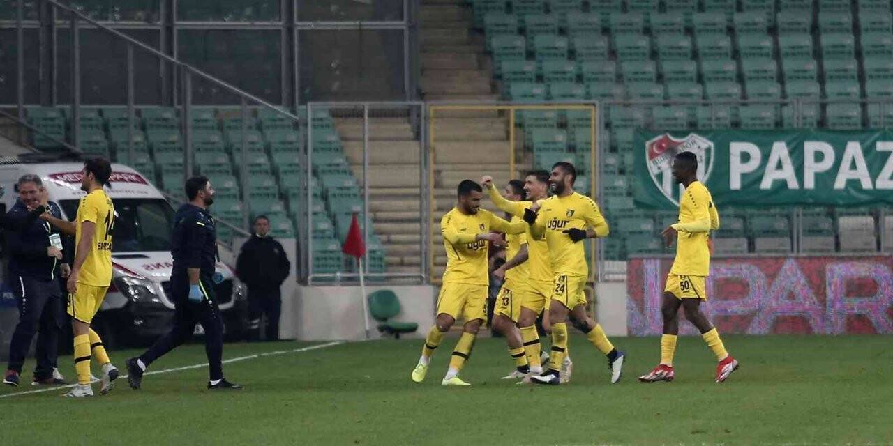 Spor Toto 1. Lig: Bursaspor: 1 - İstanbulspor: 3 (İlk yarı sonucu)