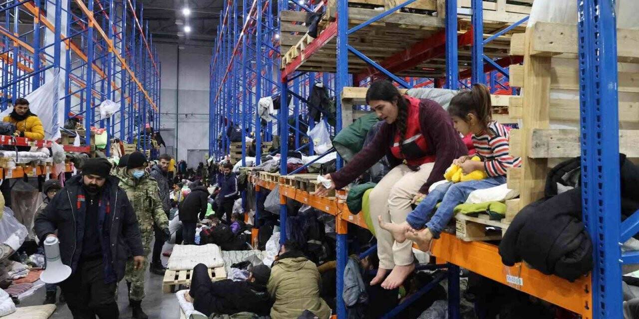 BM temsilcileri Belarus’ta göçmenlerin kaldığı lojistik merkezini ziyaret etti