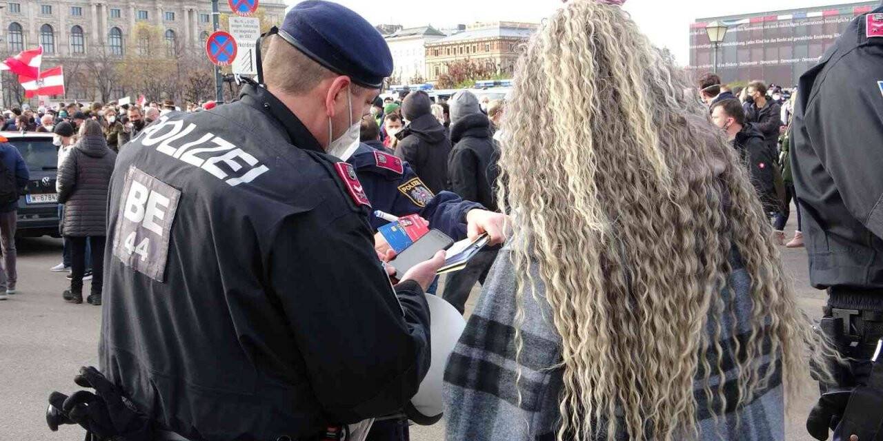 Avusturya’da yaklaşık 35 bin kişi Covid-19 önlemlerini protesto etti