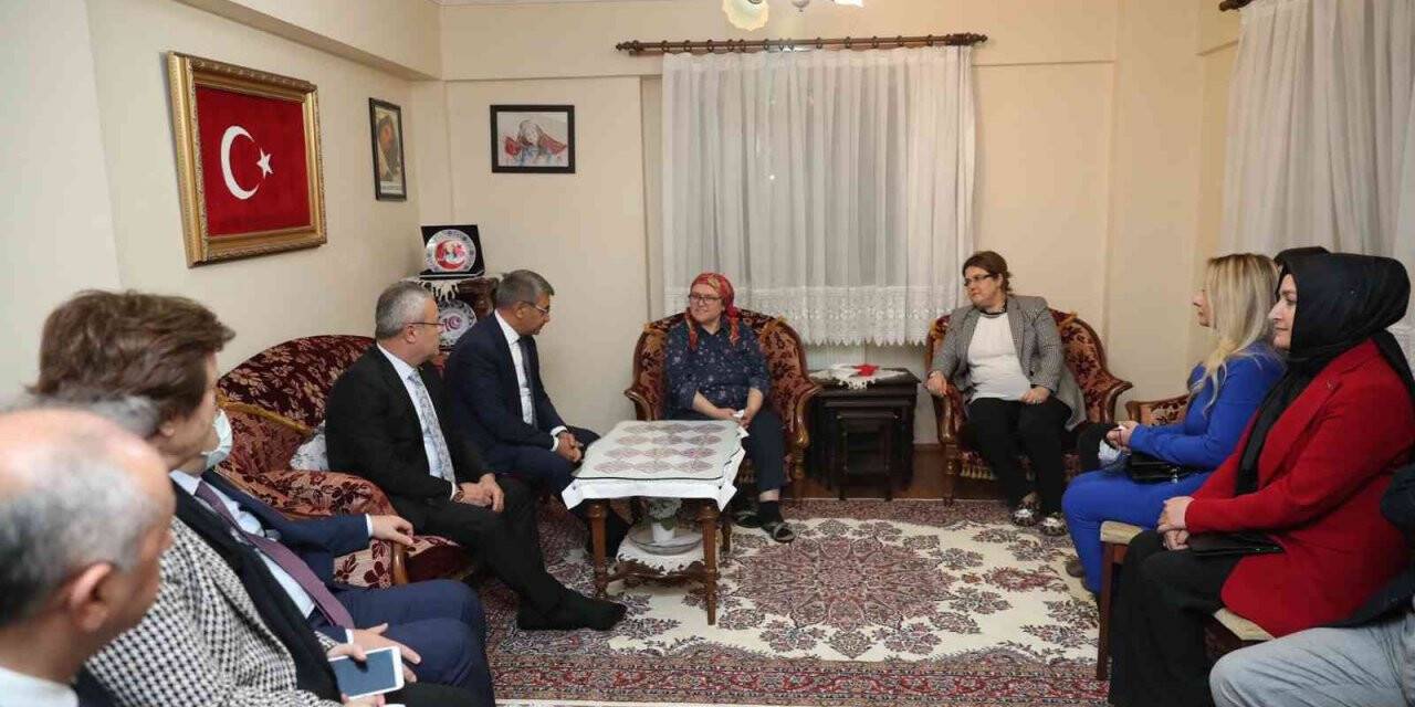 Bakan Yanık, şehit Aybüke öğretmenin ailesini ziyaret etti