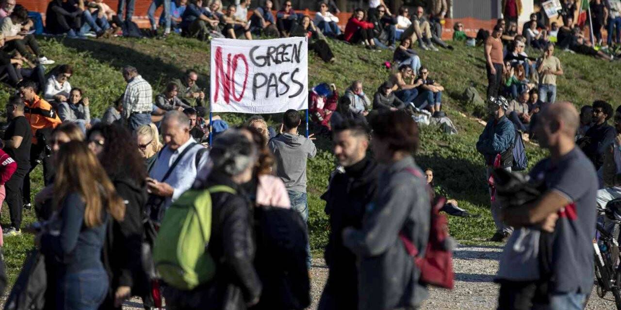 İtalya’da binlerce kişi Yeşil Geçiş sertifikasını protesto etti