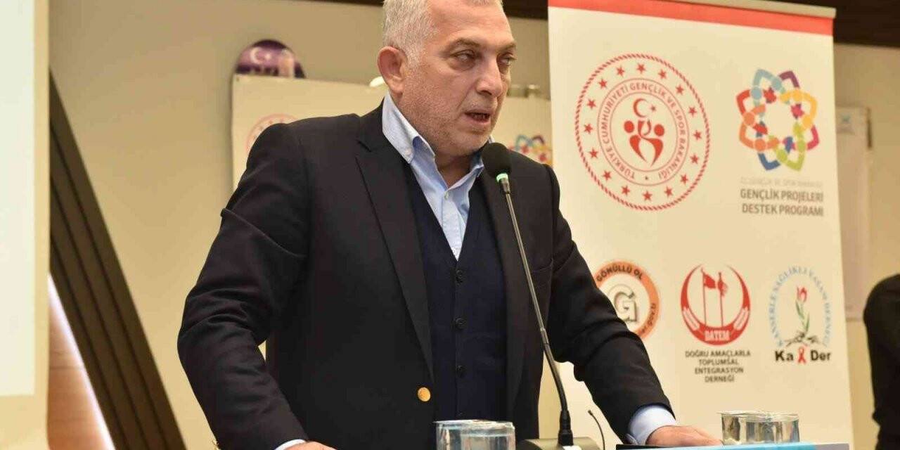 AK Parti MKYK Üyesi Metin Külünk: “Yeni dünya düzeninde Türkiye’nin kutup başı güç merkezi olmasını istemeyenler PKK üzerinden Türk devletinin butik devlet, FETÖ üzerinden Türk devletinin çatısını çökertmek, LGBT üzerinden b