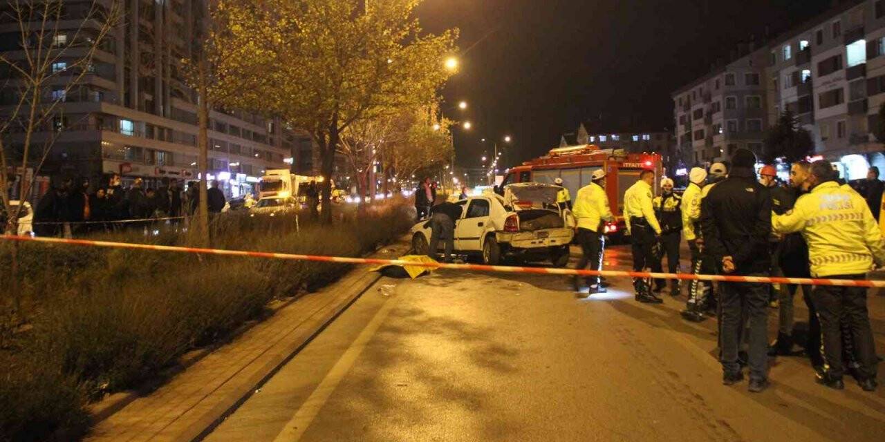 Yarış yaptığı iddia edilen otomobil ağaca çarptı: 2 ölü, 1 yaralı