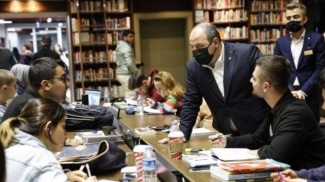 Bakan Varank, Fatih Merkez Kütüphanesi'nde gençlerle buluştu