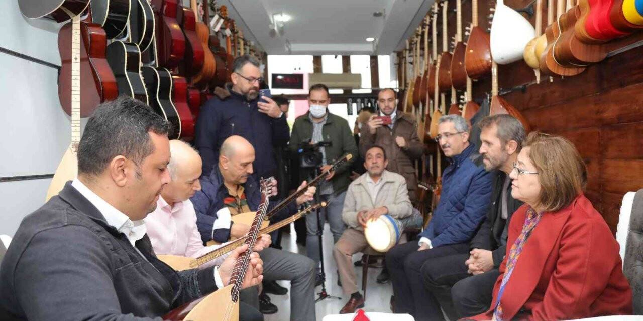 Gaziantep Büyükşehir Belediye Başkanı Şahin bağlama çalıp türkü söyledi