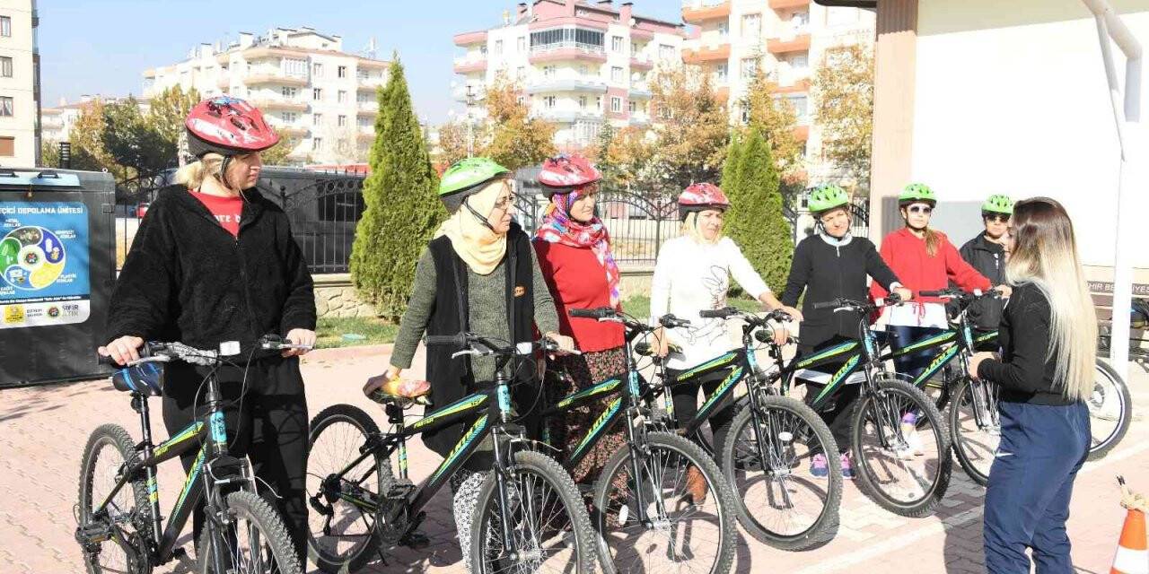 KOMEK’te kadınlara bisiklet kullanma eğitimi