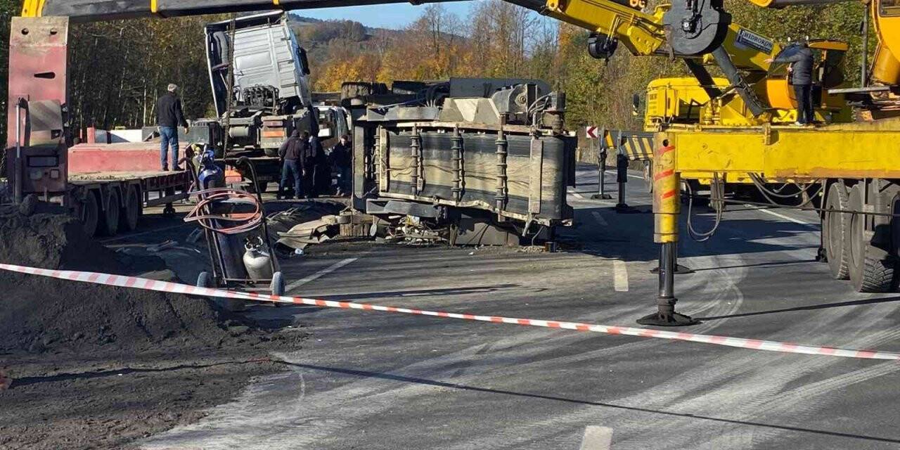 Uzun araç kuyrukları oluştu, karayolunda devrilen tır vinçle kaldırıldı