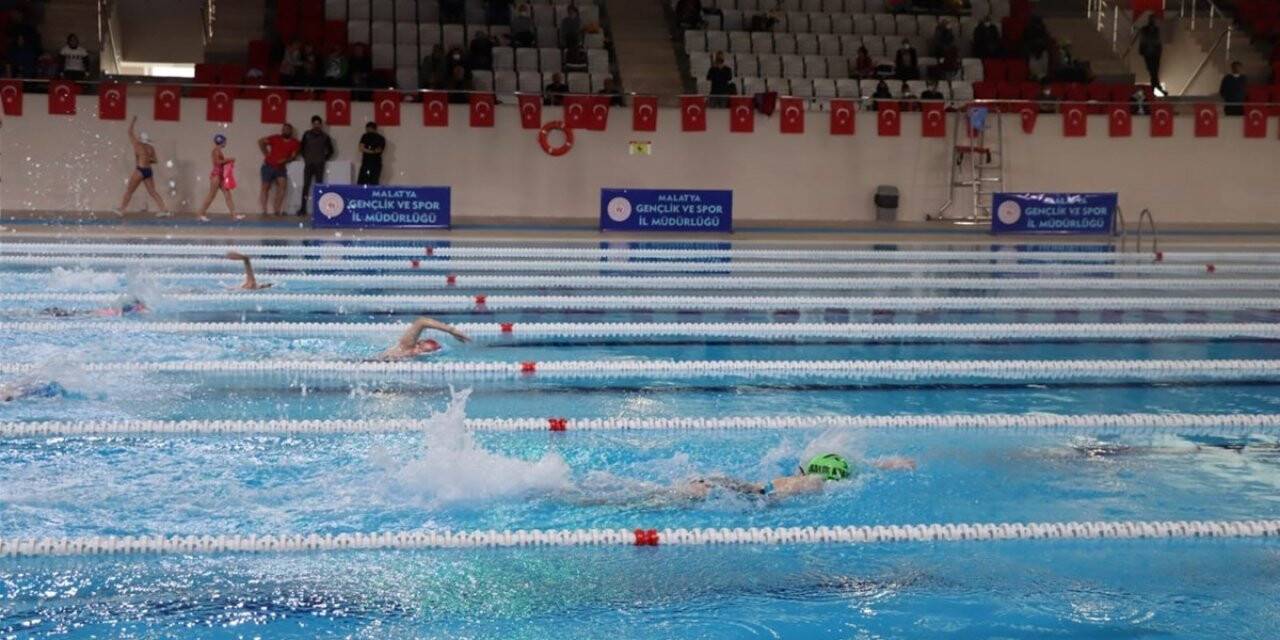 Malatya’da yeni yapılan havuzda ilk yüzme müsabakası yapıldı