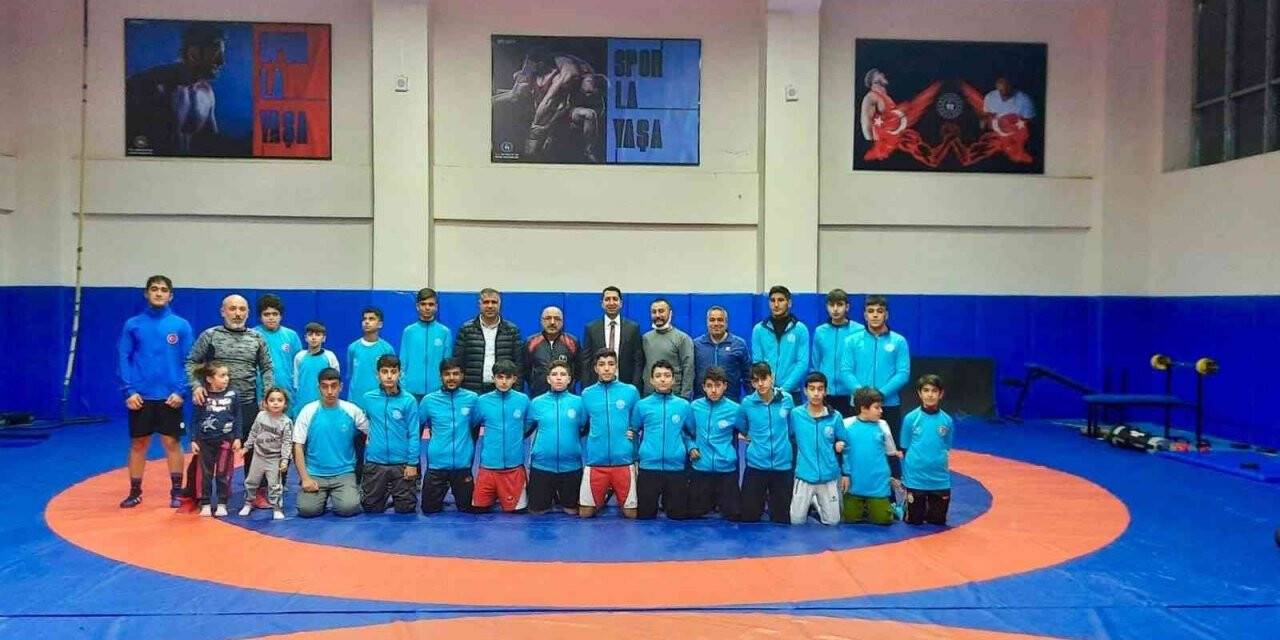 Baykan, Elazığlı güreşçilere hediyelerini gönderdi
