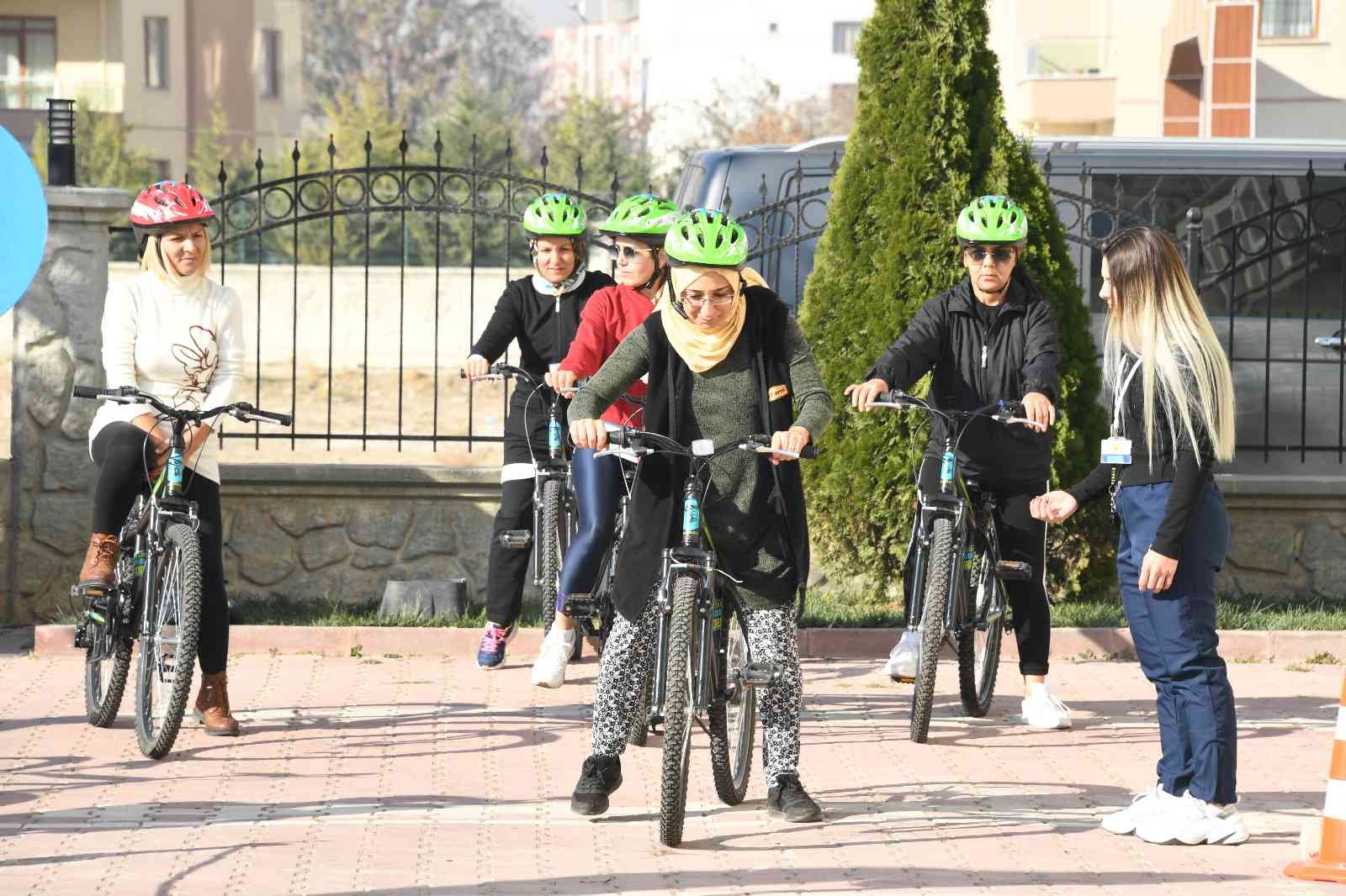 KOMEK’te kadınlara bisiklet kullanma eğitimi