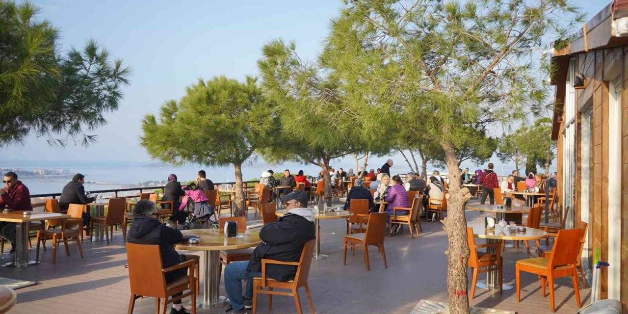 Cennet Tepesi Ayvalıklıların buluşma noktası oldu