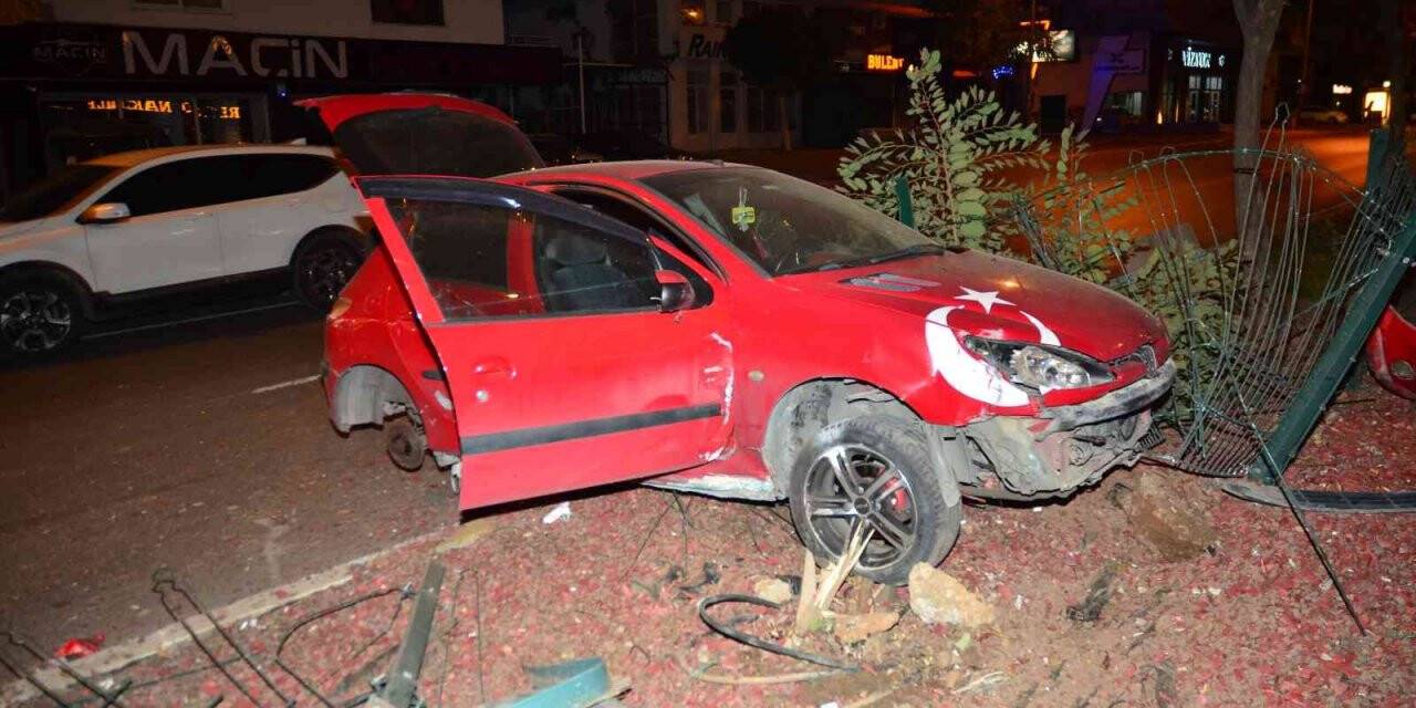 Direksiyon hakimiyetini kaybeden sürücü refüjde demirleri yerinden söktü