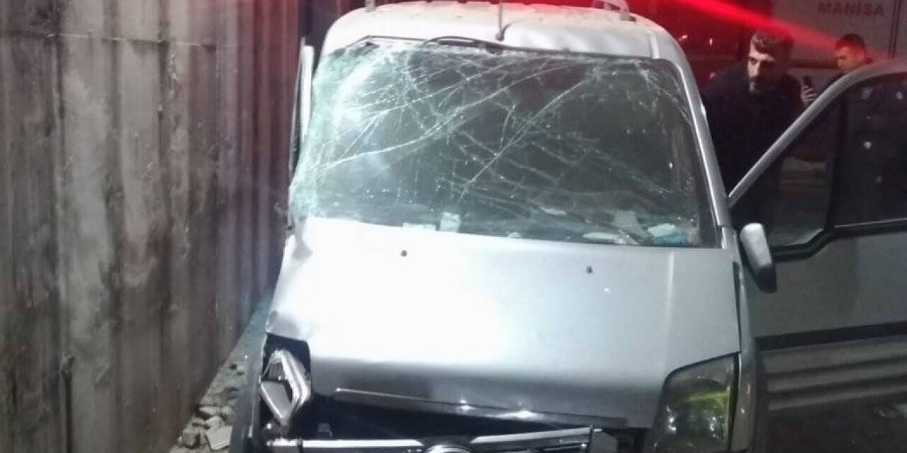 Manisa’da kamyonet beton duvara çarptı: 1 ölü, 2 yaralı