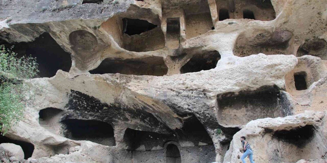 Doğaseverler Gabar Dağı’ndaki 7 katlı apartman mağaraya hayran kaldı