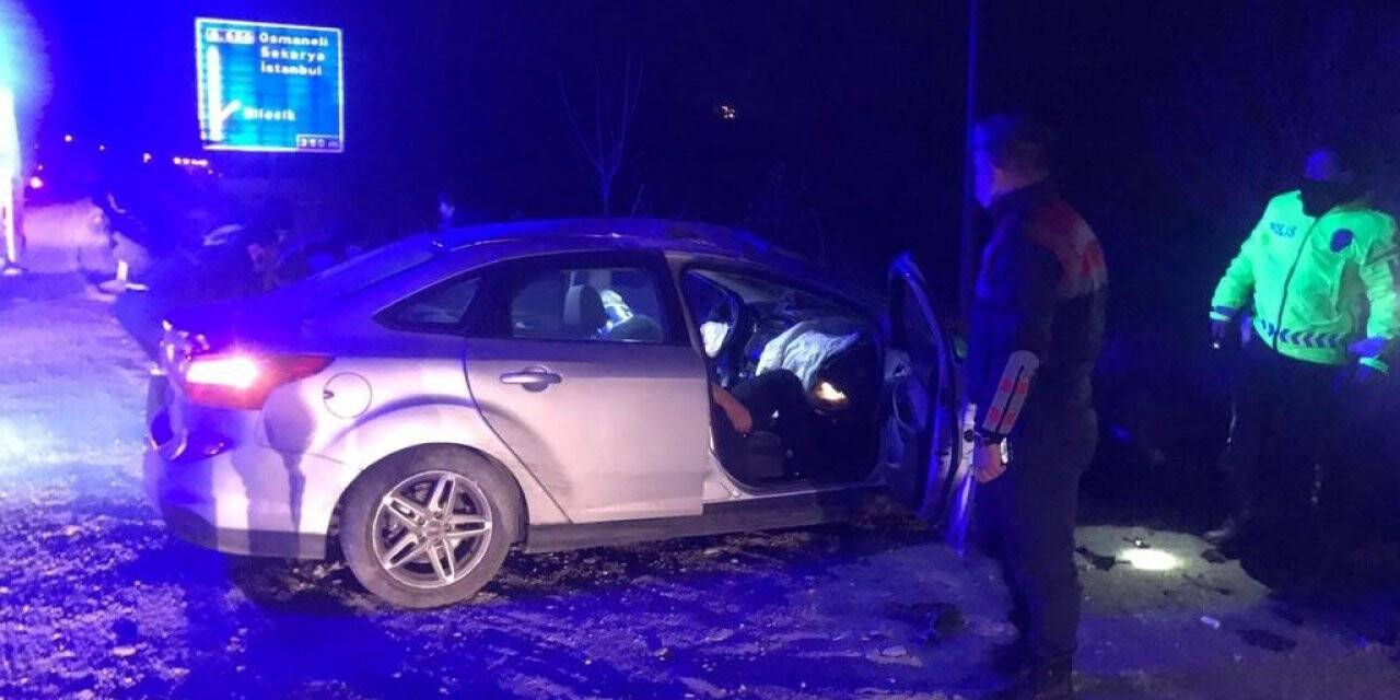 Bilecik’te otomobil direğe çarptı: 1’i ağır 5 yaralı