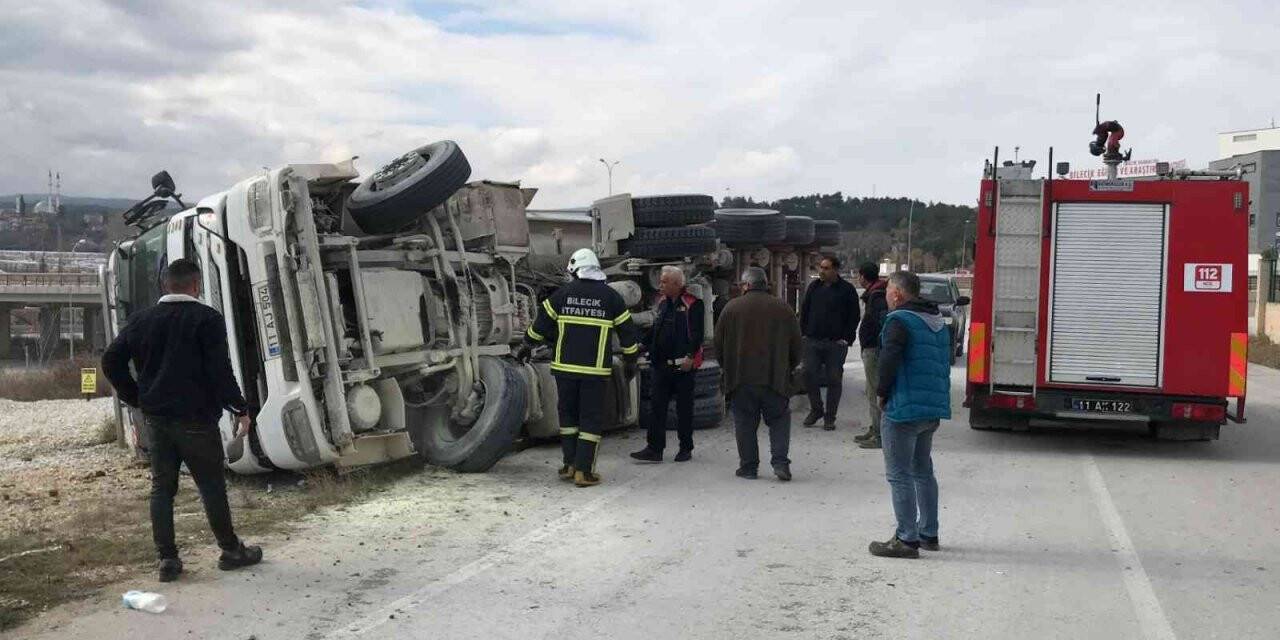 Bilecik’te devrilen kamyonda yangın