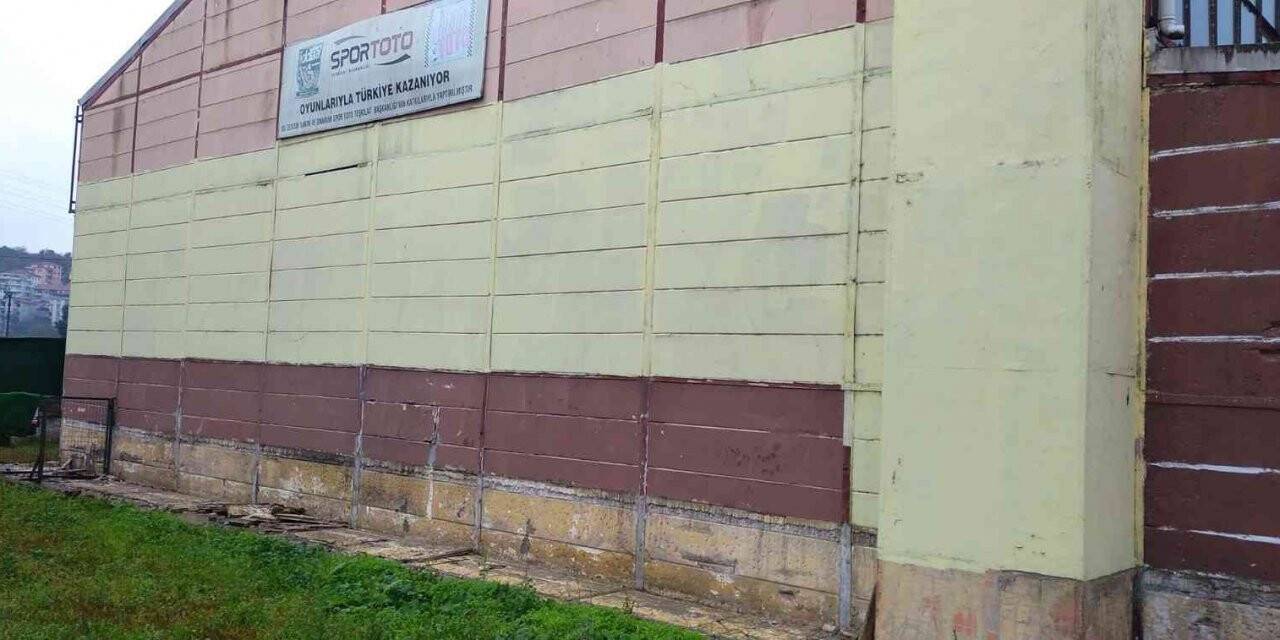 43 yıllık spor salonunun yenilenmesi bekleniyor