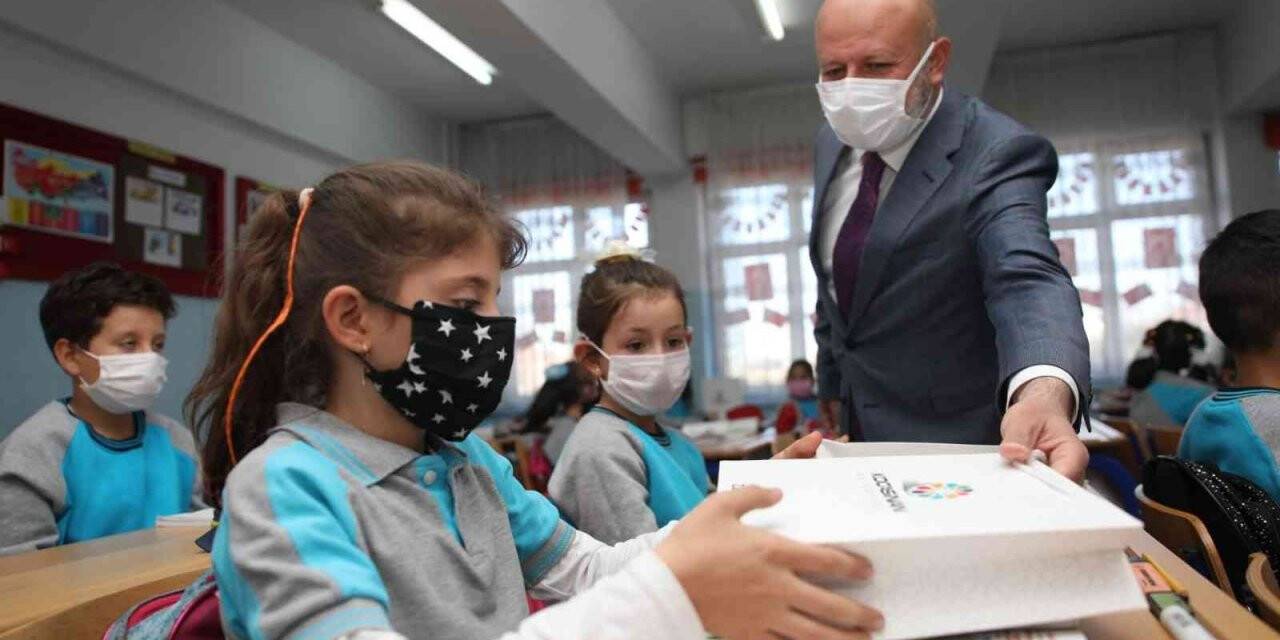 Başkan Çolakbayrakdar: “Hizmetlerimizle okuyan bir nesil yetiştiriyoruz”