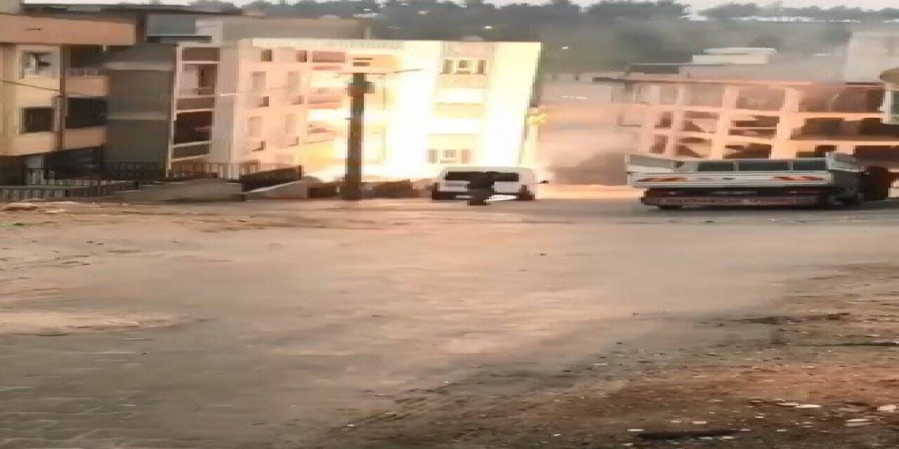 Elektrik direğindeki patlamalar kamerada