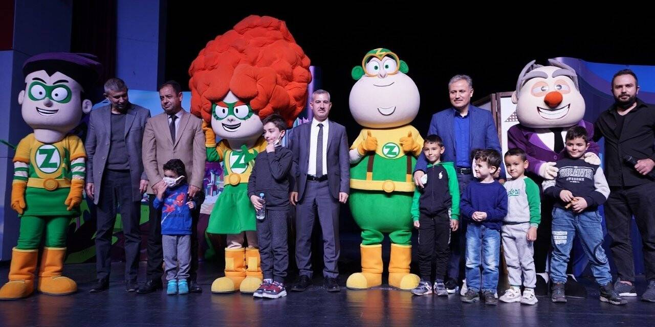 Yeşilyurt’ta ‘Z takımı’ müzikal tiyatro gösterisi yoğun ilgi gördü