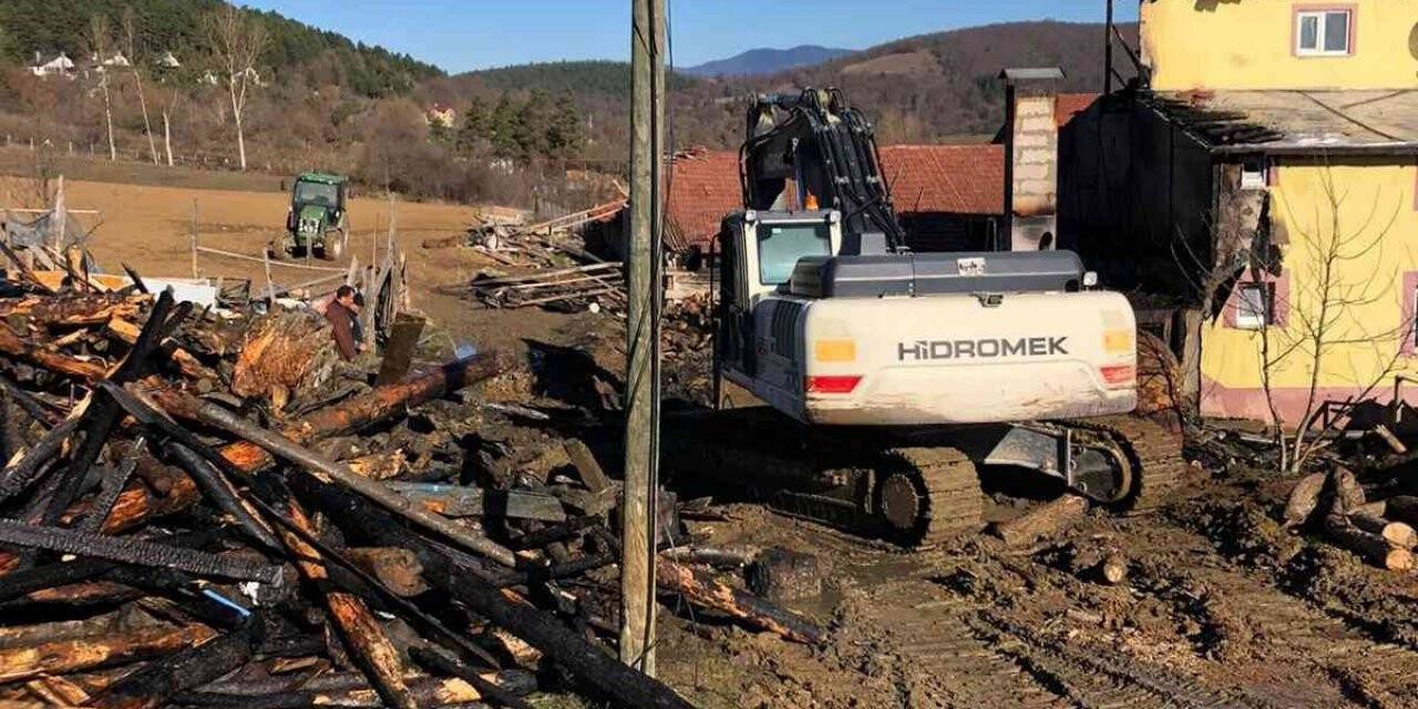 Yangında ev ve odunluk kullanılamaz hale geldi