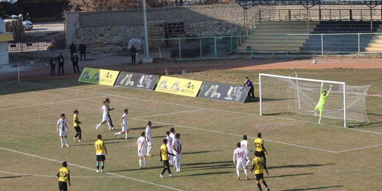 Bayburt Özel İdarespor, İnegölspor’a kendi evinde 1-0 mağlup oldu