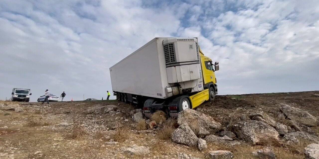 Kontrolden çıkan tır kayalara çarparak durabildi