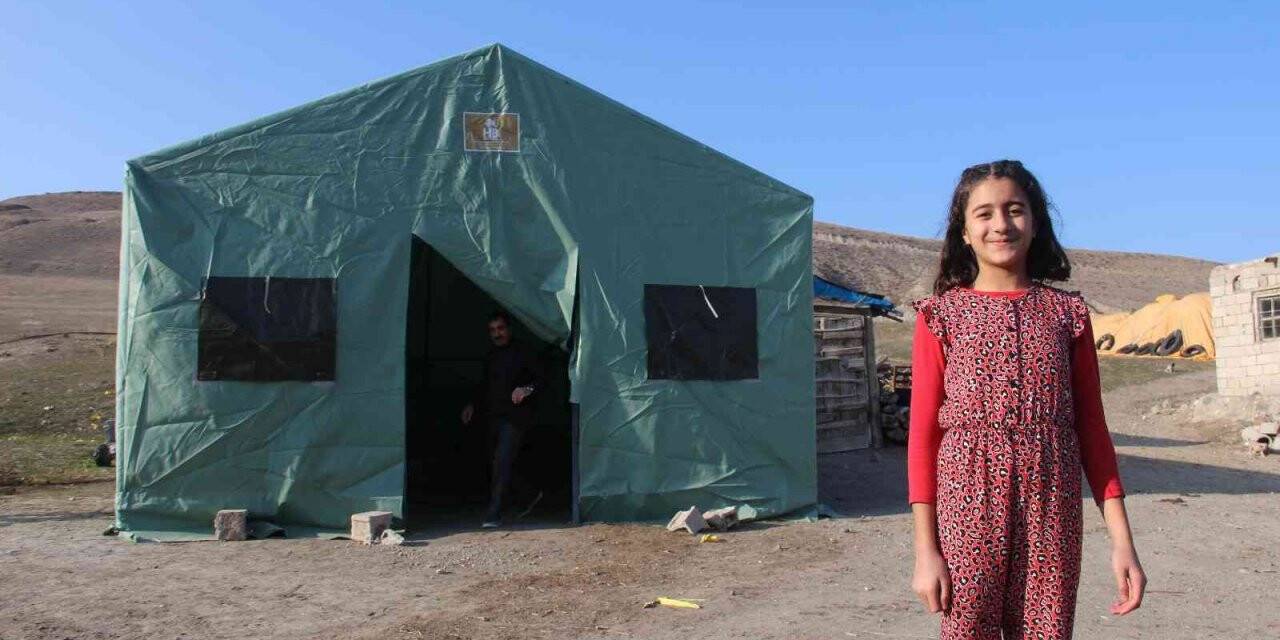 Erzurum’da deprem bölgesinde hayvanlar için çadırlar kuruldu
