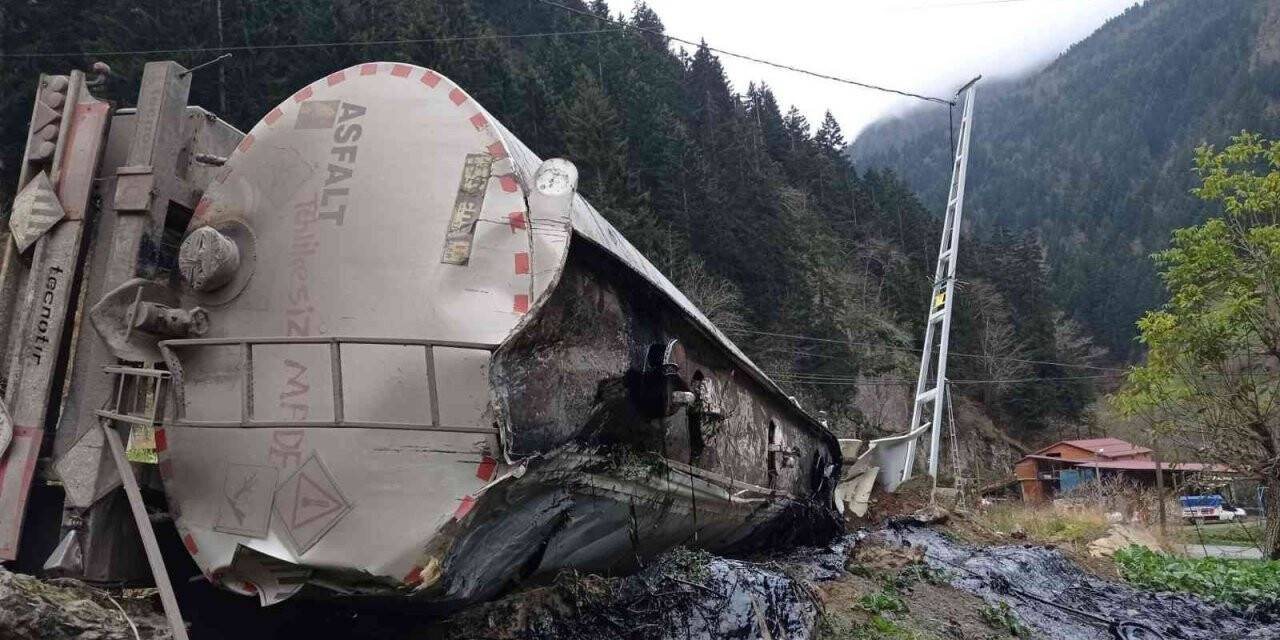 Zift yüklü tanker kaza yaptı: 2 yaralı
