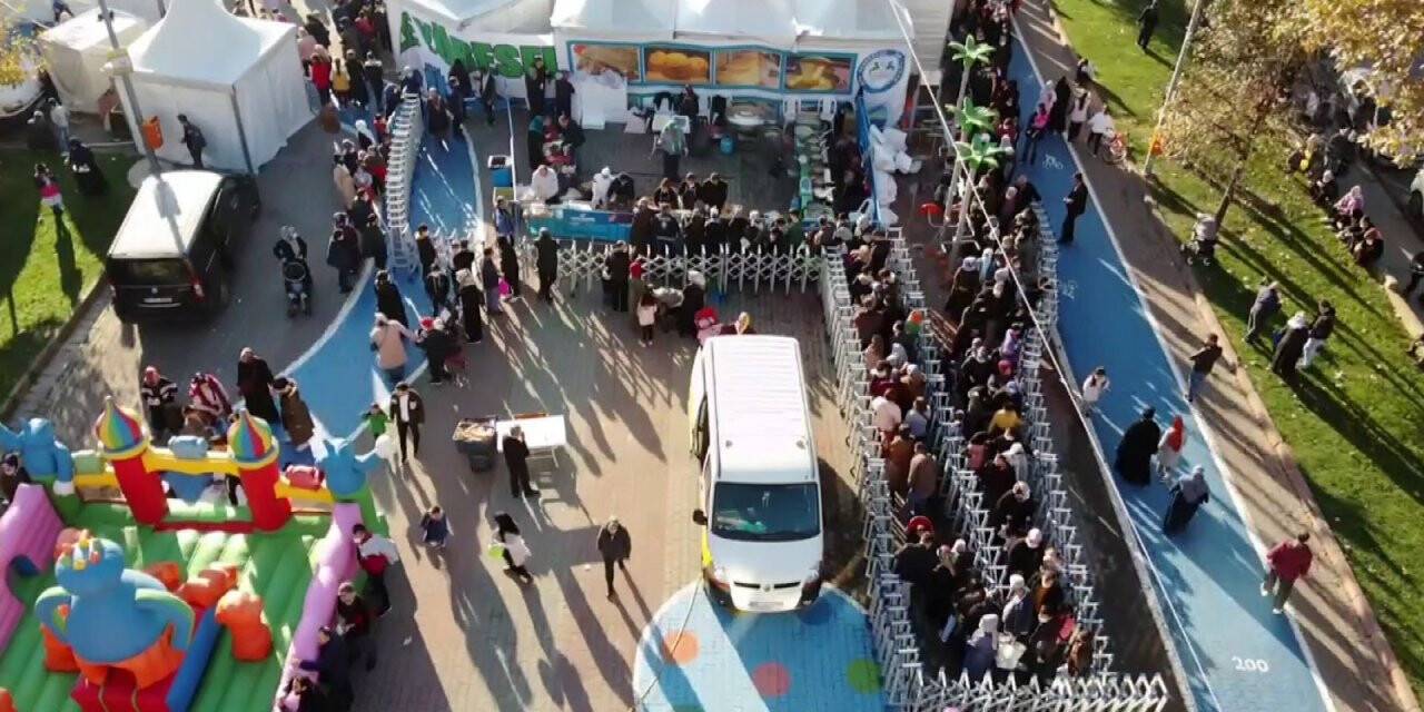 Sultangazi’de festivalde 3 ton hamsi dağıtıldı