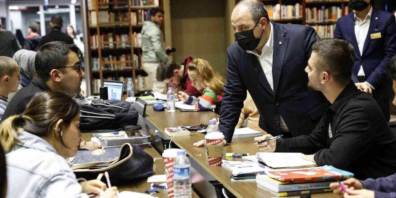 Bakan Varank, Fatih Merkez Kütüphanesi'nde gençlerle buluştu