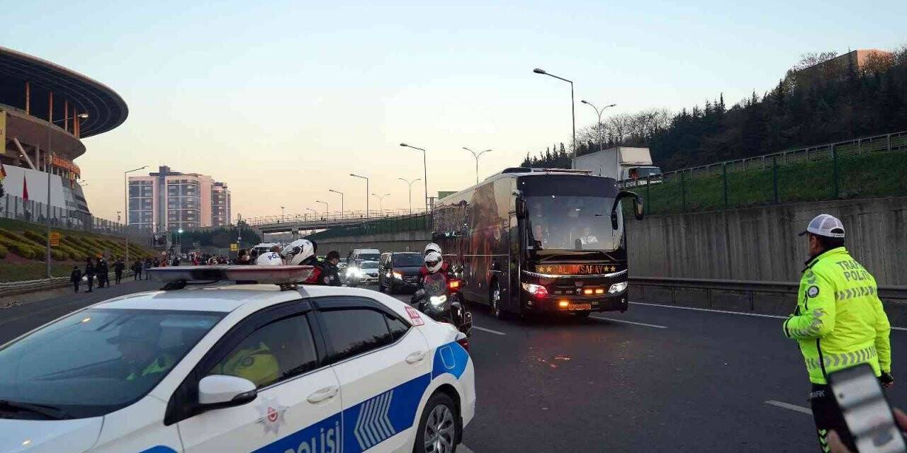 Derbi mücadelesi için takımlar stada geldi