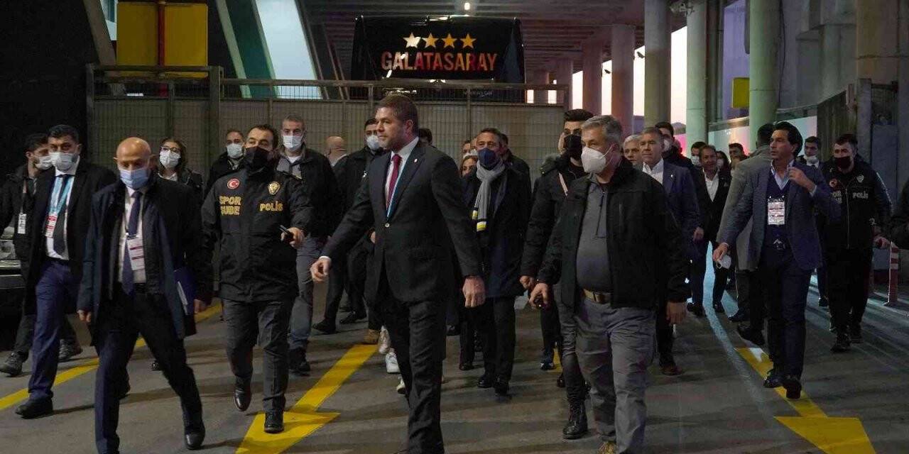 Ali Koç ve yöneticiler stada geldi