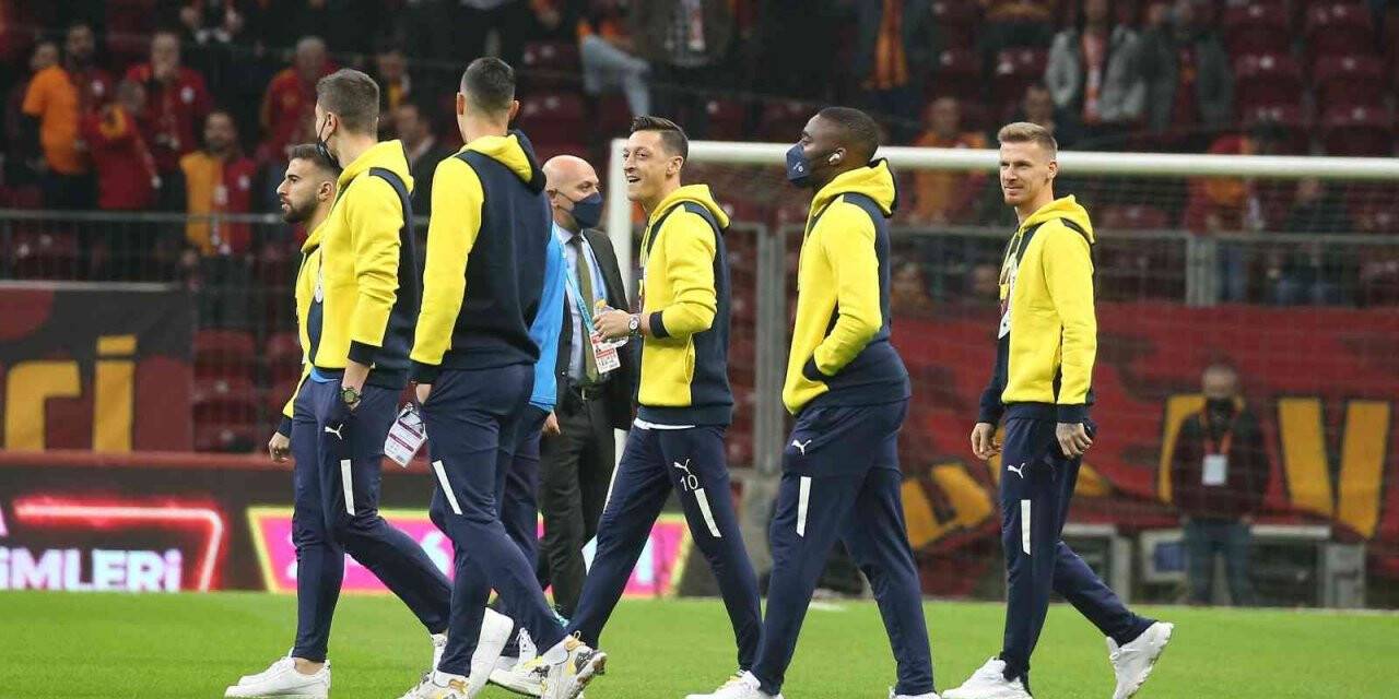Spor Toto Süper Lig: Galatasaray: 1 - Fenerbahçe: 1 (İlk yarı)