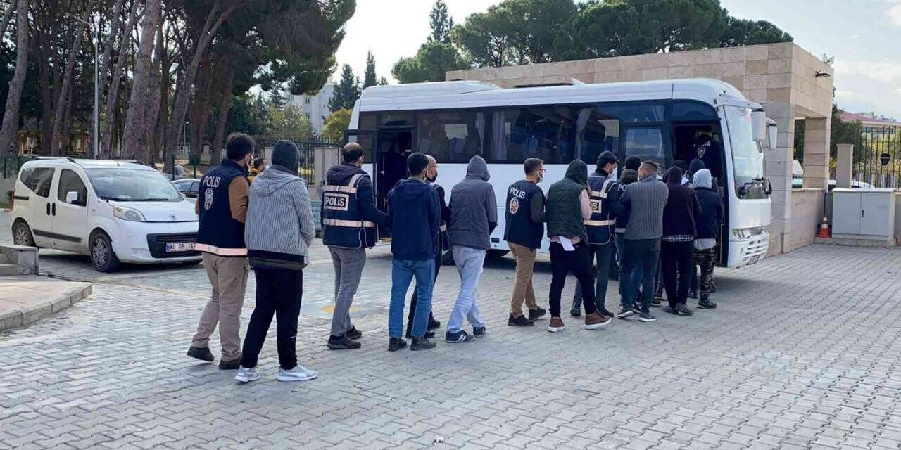 Uyuşturucu operasyonunda gözaltına alınan 18 zehir taciri tutuklandı